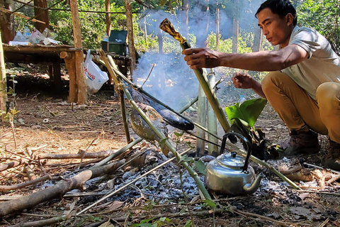 Curso de sobrevivência na floresta primária perto de Luang Prabang.