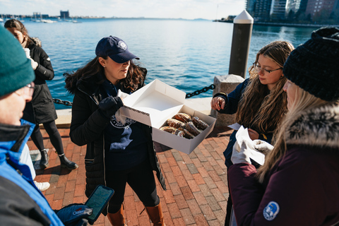 Boston: Wycieczka z przewodnikiem po pysznych pączkach z degustacjąBoston: wycieczka z przewodnikiem po pysznych pączkach z degustacjami