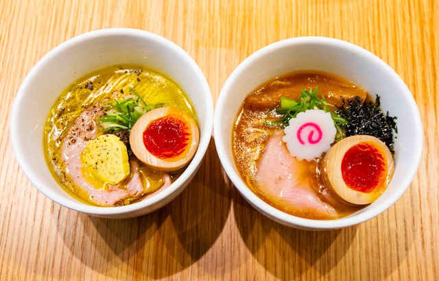 Tokyo: Ramen Tasting Tour with 6 Mini Bowls of Ramen