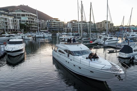 Cape Town: 8-Hour Private Yacht Charter with Drinks & Snacks