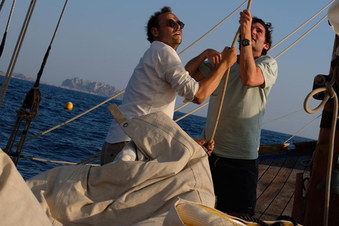 Marseille: Sailing cruise tour to Château d'If, the Calanques & swimming Marseille: Sailing boat cruise to Château d'If, Calanques & swimming