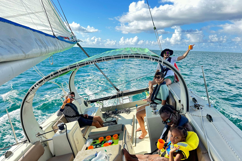 Mezza giornata di navigazione con sosta nella laguna della GuadalupaMezza giornata di vela nel cuore protetto della laguna con sosta