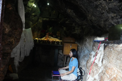 Katmandu: Wycieczka do klasztoru Pharping (jaskinia Asura i Yangleshö)