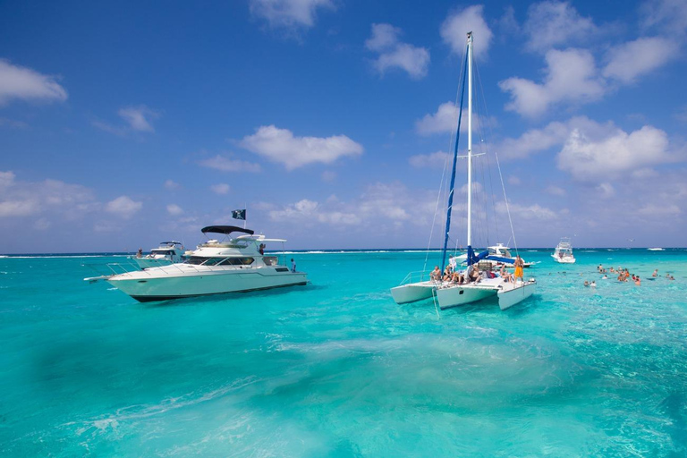 Isla Mujeres: Catamaran, snorkelen, open bar en buffetCatamaran met buffet en open bar