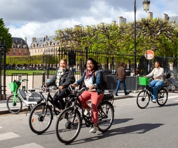 Paris: E-bike tour - Monumental and Hidden Paris