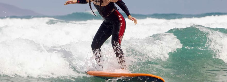 Cours de Surf en Groupe à Lanzarote, apprenez avec une équipe locale