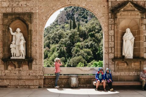 Barcelona: Guidad tur av Montserrat med valbar lunch och vin