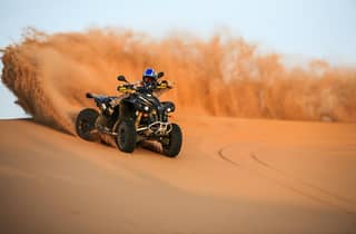 Dubai: safari sulle dune rosse, quad, giro in cammello, cena barbecue