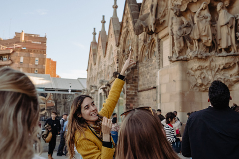 Barcelona: Sagrada Familia Tour w/Skip-the-Line Entry Ticket