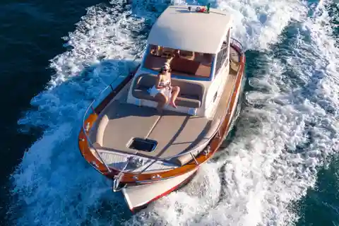Capri: Privat bådtur med snorkling og ø-stop