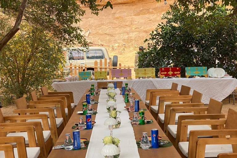AlUla: Oasis Farm Tour and Traditional Feast with Locals