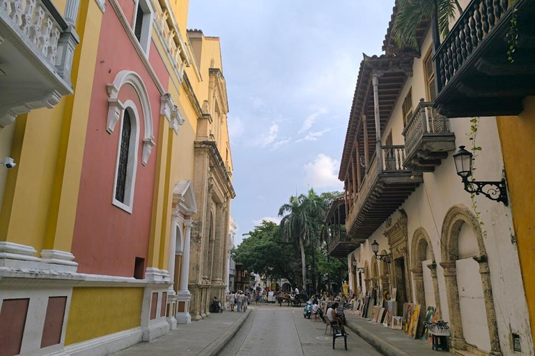 Cartagena: CITYTOUR ALL DAY, HOP ON HOP OFF AT ANY POINTCartagena: Discover emblematic places by double-decker bus