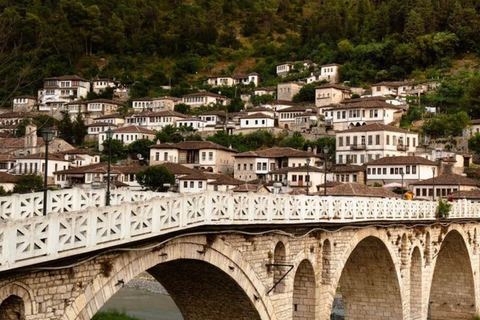 Desde Tirana: Visita de un día a la ciudad de Berat, UNESCO, y al lago BelshiCiudad de Berat UNESCO y Lago Belshi: Excursión de un día desde Tirana