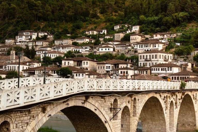 Desde Tirana: Visita de un día a la ciudad de Berat, UNESCO, y al lago BelshiCiudad de Berat UNESCO y Lago Belshi: Excursión de un día desde Tirana