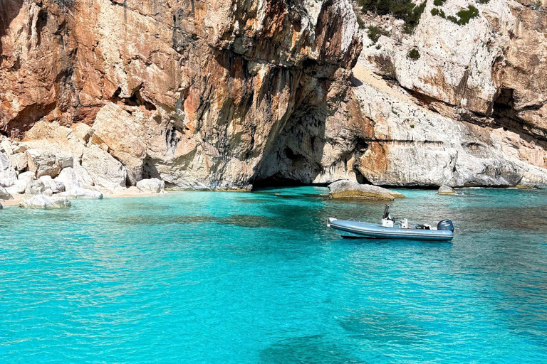 Au départ de Cala Gonone : excursion en dinghy dans le golfe d&#039;OroseiAu départ de Cala Gonone : excursion en canot pneumatique dans le golfe d&#039;Orosei