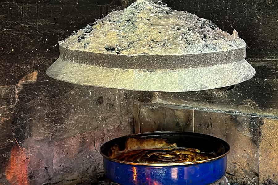 Abendessen bei einer bosnischen Familie: Grillen mit Mahmut und Mirsada. Foto: GetYourGuide