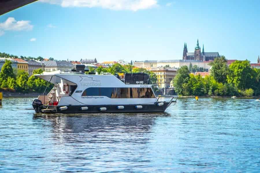 VIP Prag YachtBoat ONE Erlebnis: All-You-Can-Drink. Foto: GetYourGuide