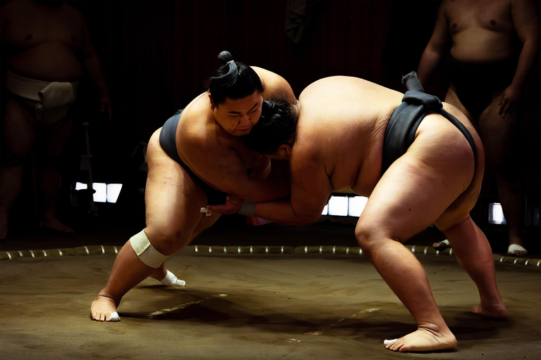 Osaka : Expérience de sumo avec un spectacle en direct et un défi pour le publicOsaka : Expérience Sumo avec Spectacle en Direct et Défi du Public
