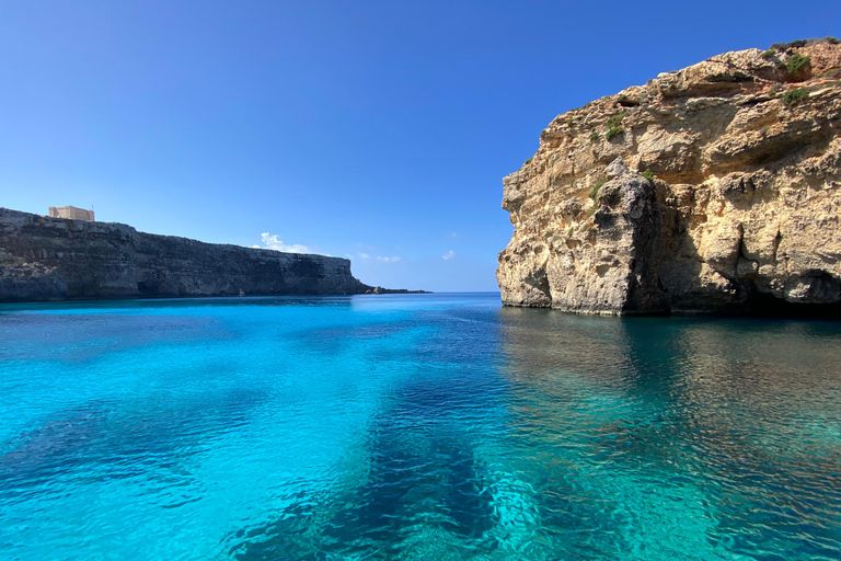 Passeio de barco particular de dia inteiro em Malta e Comino