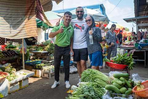 Phnom Penh: Mercato mattutino e tour gastronomico in Vespa