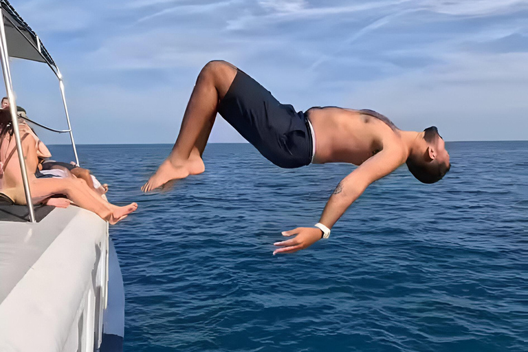 Cannes : Bateau de fête avec DJ