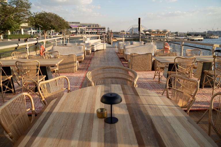 迪拜：日落与晚餐游轮之旅，乘“娜拉女士”号启航上层甲板