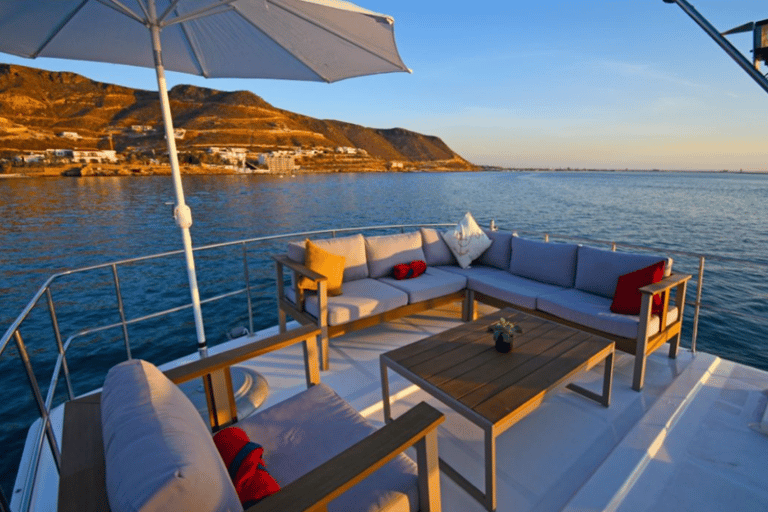La Paz: Deluxe Yacht Adventure with Paddleboarding