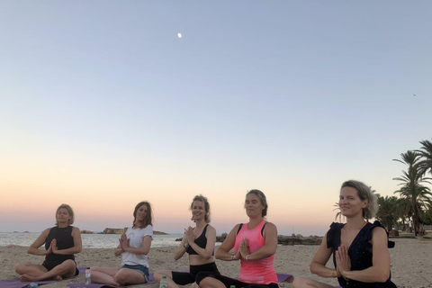 Privé Ibiza strand yogales met vriendenIbiza strandyoga met vrienden