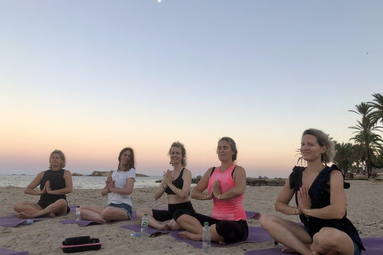 Cours privé de yoga sur la plage d&#039;Ibiza avec des amisYoga sur la plage d&#039;Ibiza avec des amis