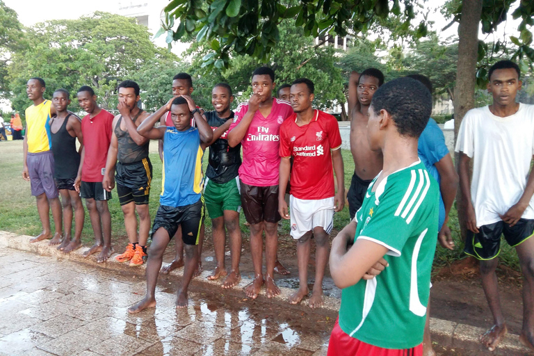 Zanzibar : marché alimentaire nocturne et expérience à la plage de MakachuZanzibar : marché alimentaire nocturne et expérience à Makachu Beach