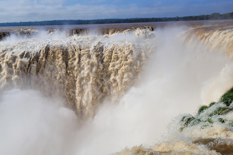 Iguassu Waterfalls Private Day Tour: Both sides, same day!