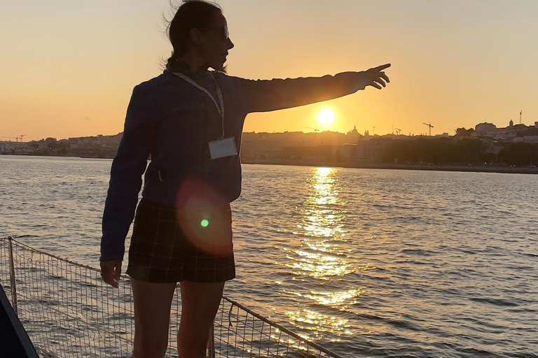 Lisboa:Sunset Sailing Tour at Tagus River with welcome drink