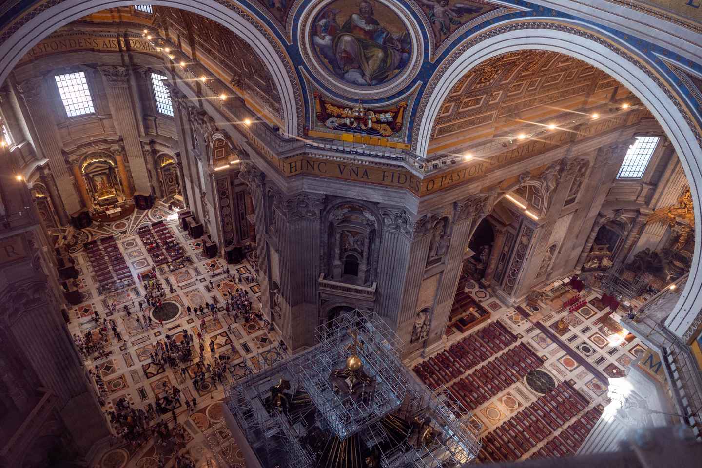 圣彼得大教堂深度游：登顶圆顶与探索教皇墓穴