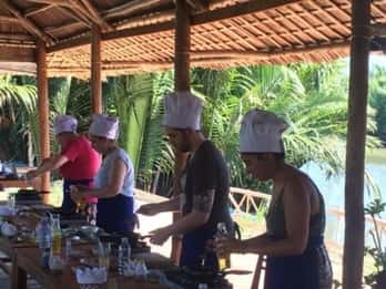 Hoi An : Cours de cuisine Bay Mau avec excursion facultative au marché et au panier
