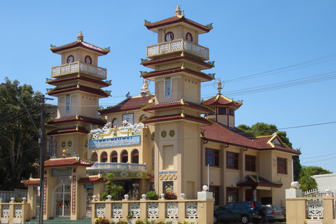 Da Ho Chi Minh: Gruppo Ba Den Mountain e Tempio di Cao DaiDa Ho Chi Minh: Montagna di Ba Den e Tempio di Cao Dai 1 giorno