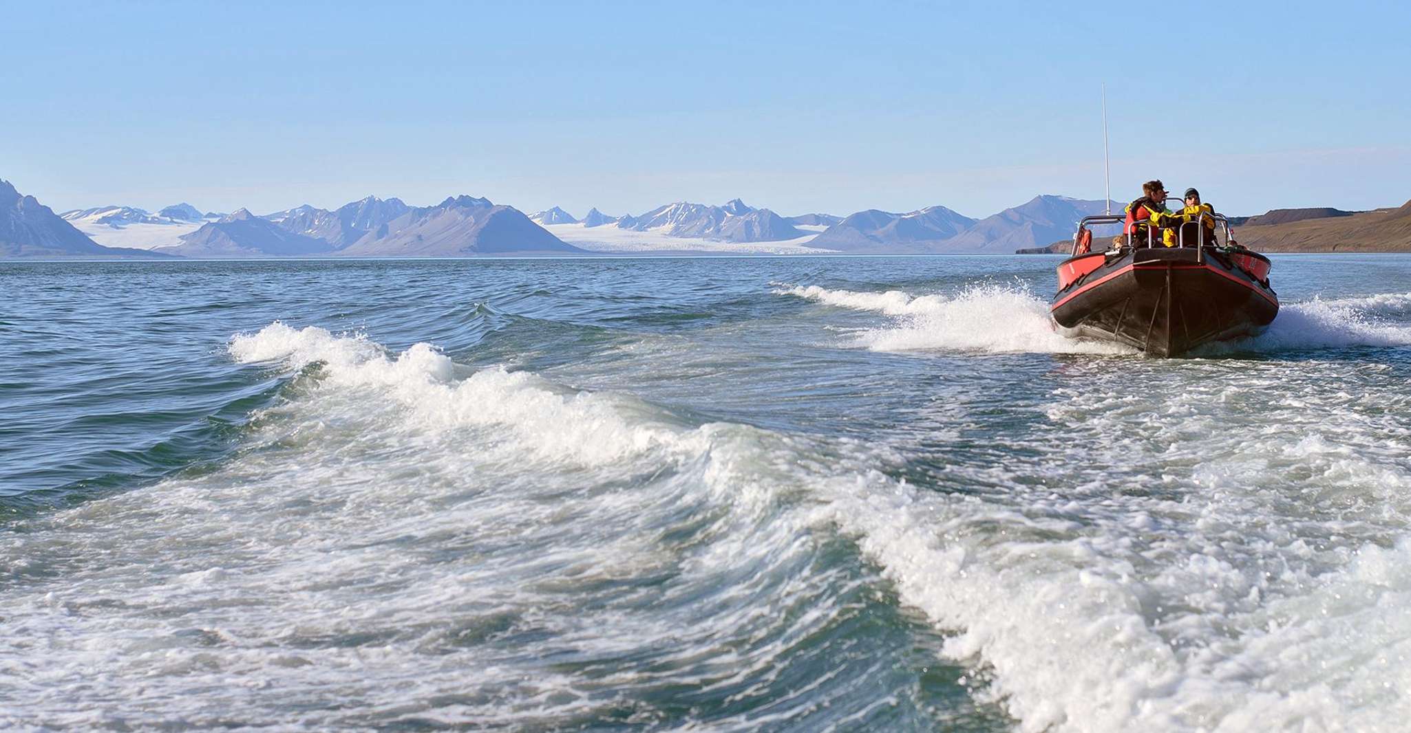 One-day trip to the ghost town of Pyramiden by open boat - Housity