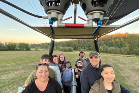 Snohomish: Sunrise Hot Air Balloon Ride with Panoramic Views