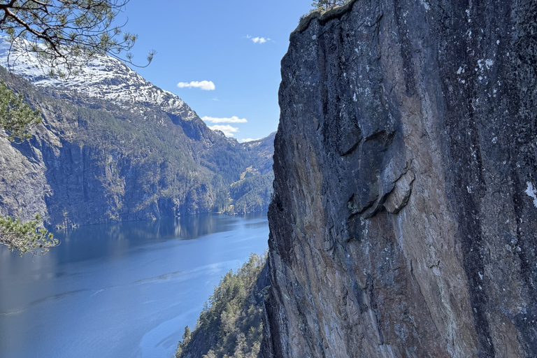 Passeio flexível ao Castelo de Modalen, Hesjedalsfossen pode ser uma caminhadaPasseio flexível para Modalen O Castelo Hesjedalsfossen