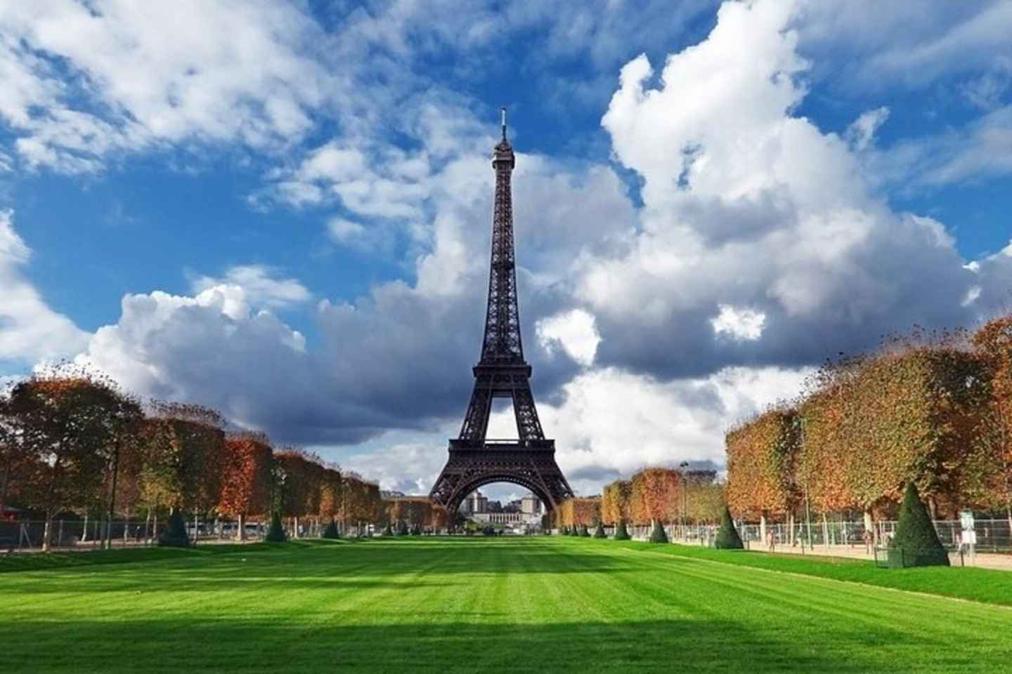 Paris : Montmartre Walking Tour - Paris : 2 Hours Small Group Montmartre Walking Tour