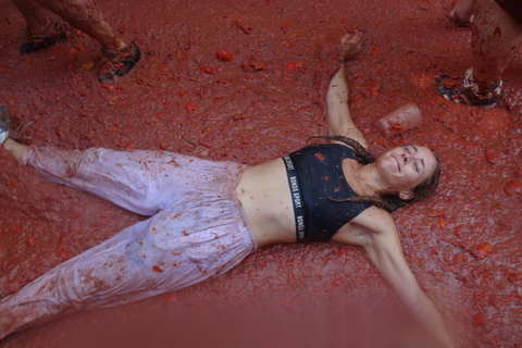 Madrid: : La Tomatina Day Trip to Buñol with Party Access