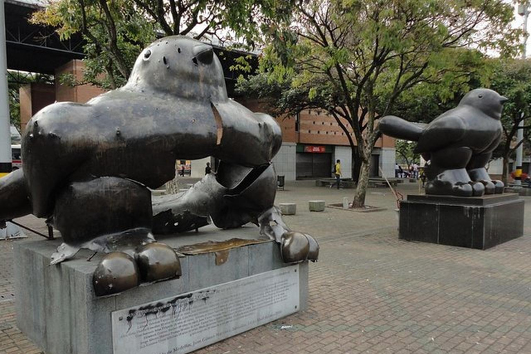 Medellín : visite à pied, téléphérique et dégustation de fruitsVisite à pied privée