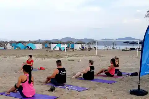 Pilates op het strand van Tigaki