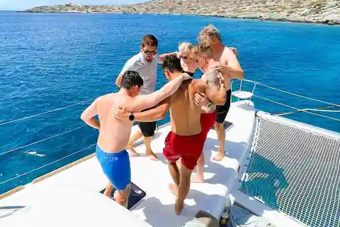 Rethymno: Sailing Catamaran Cruise with Meal & Drinks