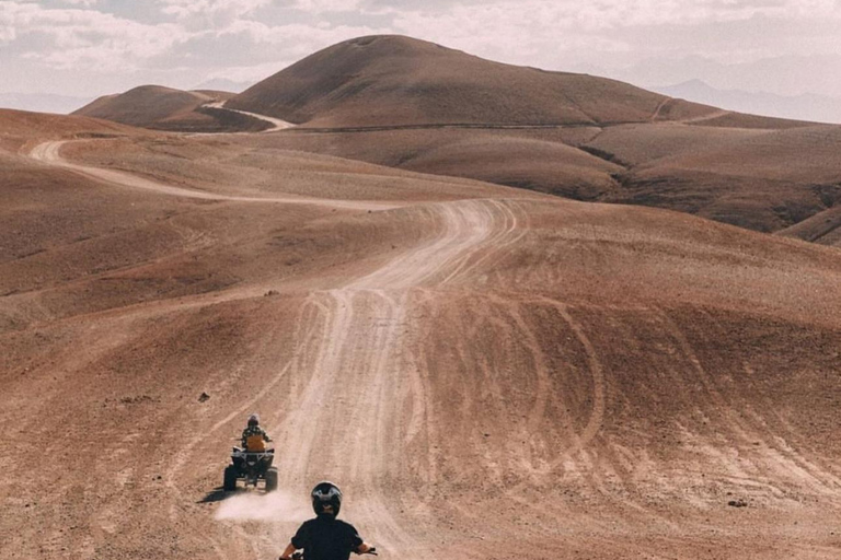 Marrakech: Excursión por el desierto de Agafay con quad, paseo en camello y cena