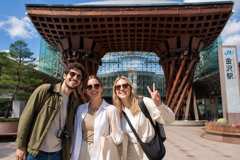 Kanazawa Walking & Photo Tour: Castle, Samurai & Tea Streets
