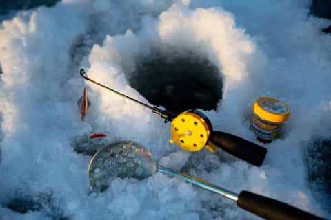 2026 Pêche sur glace sur un lac gelé à Levi (Sirkka