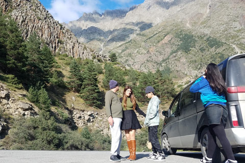 Excursion d'une journée de Tbilissi aux montagnes du Caucase avec HeritagesOffre de visite de groupe (Van ou Minibus jusqu'à 15 pax)