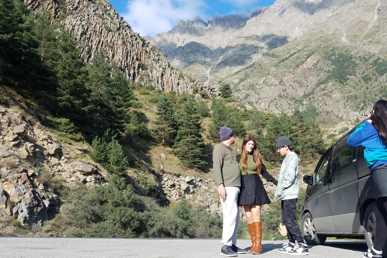 Excursion d'une journée de Tbilissi aux montagnes du Caucase avec HeritagesOffre de visite de groupe (Van ou Minibus jusqu'à 15 pax)