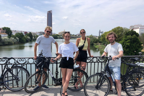 Sevilla: 2,5 uur privérondleiding door de stad per fietsSevilla: 2,5 uur privé stadstour per fiets