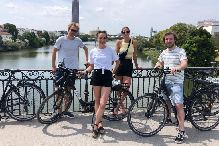 Sevilla: 2,5 uur privérondleiding door de stad per fietsSevilla: 2,5 uur privé stadstour per fiets